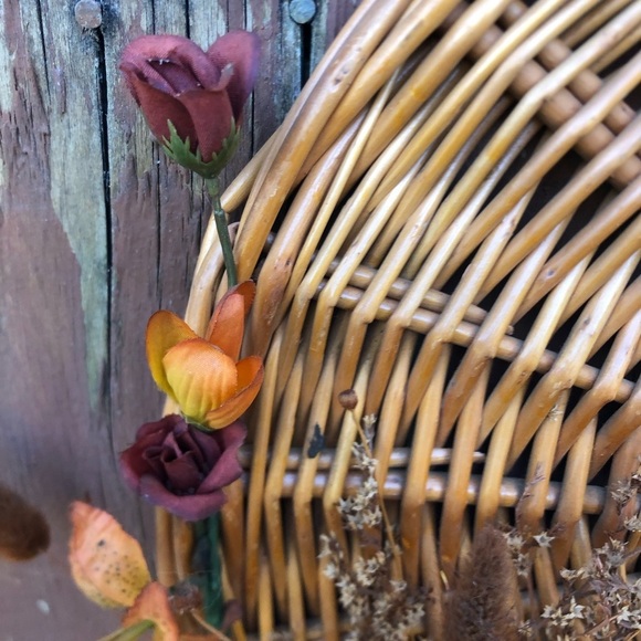 Vtg Woven Decor with Faux Florals - Picture 4 of 13